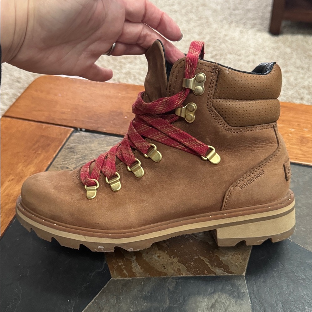 Tan Sorel hiking boots - Picture 7 of 9